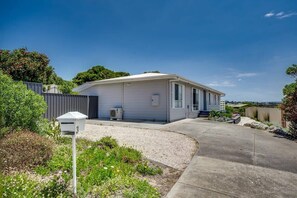 Exterior - Seaside Sanctuary - Port Elliot - Wi-Fi and Linen - Family - Close to beach - Hills views (Port Elliot)