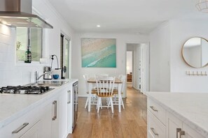 Fridge, microwave, oven, stovetop - Seaside Sanctuary - Port Elliot - Wi-Fi and Linen - Family - Close to beach - Hi (Port Elliot)