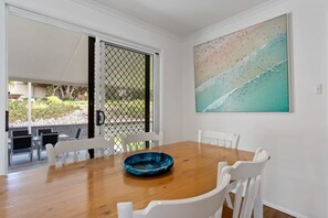 Dining - Seaside Sanctuary - Port Elliot - Wi-Fi and Linen - Family - Close to beach - Hills views (Port Elliot)