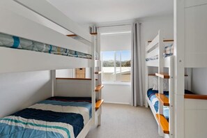 3 bedrooms, WiFi, bed sheets - Seaside Sanctuary - Port Elliot - Wi-Fi and Linen - Family - Close to beach - Hills views (Port Elliot)