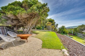 Outdoor dining - Seaside Sanctuary - Port Elliot - Wi-Fi and Linen - Family - Close to beach - Hills views (Port Elliot)