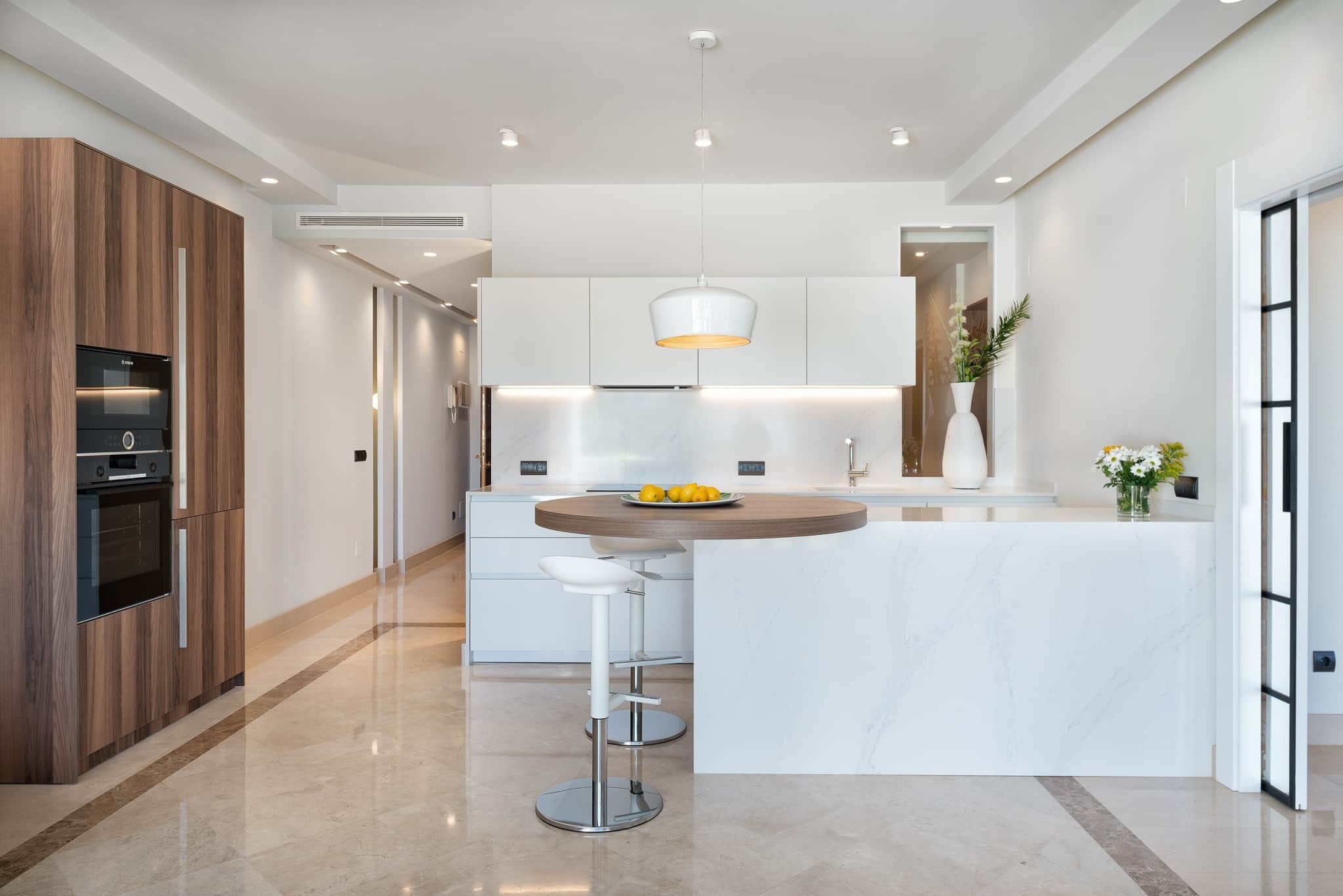 Køleskab, mikrobølgeovn, ovn, kogeplade