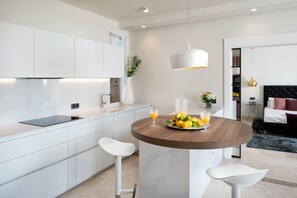 Een koelkast, een microgolfoven, een oven, een kookplaat