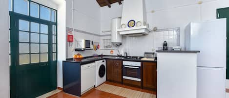 Réfrigérateur, four à micro-ondes, un four, surface de cuisson