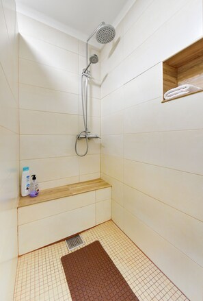 Shower, hair dryer, towels, soap - Casa Da Aldeia (Alcaria Ruiva Mértola Beja)