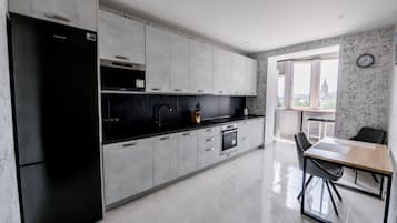 Refrigerador, microondas, horno y parrilla de estufa