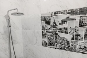 Secadora de cabello, toallas, jabón, papel de baño