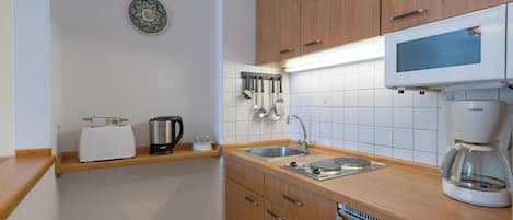 KĂŒhlschrank, Mikrowelle, Herdplatte, Wasserkocher mit Kaffee-/Teezubehör