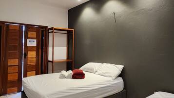 Family Room | Desk, free WiFi