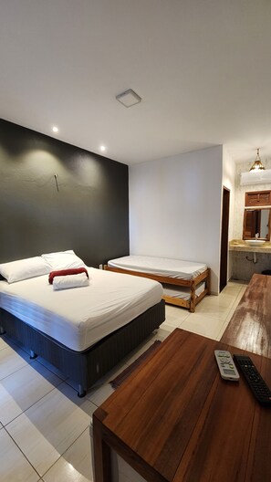 Family Quadruple Room | Desk, free WiFi - Pousada Vila Cajuína - Parnaíba (Parnaíba)