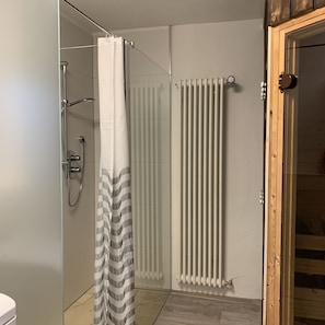 Comfort huis, 3 slaapkamers, niet-roken, sauna | Badkamer | Een douche, handdoeken
