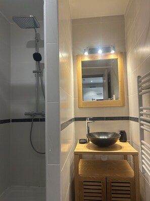 Suihku, hiustenkuivaaja, pyyhkeet, vessapaperi