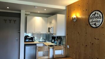 Coffee/tea maker, fridge, microwave, oven