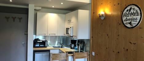 Jääkaappi, mikroaaltouuni, uuni, liesi