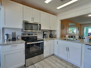 Een koelkast, een magnetron, een oven, een kookplaat