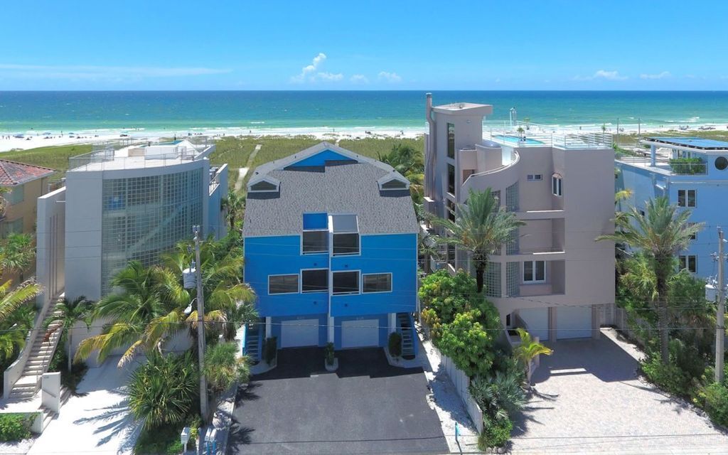Beach Front Duplex, Walk to Village, Watch the Sunsets from Balconies