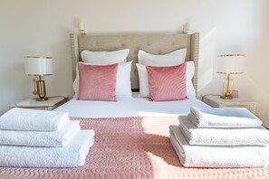 6 soverom, strykejern/-brett, reiseseng for barn og wi-fi (inkludert)