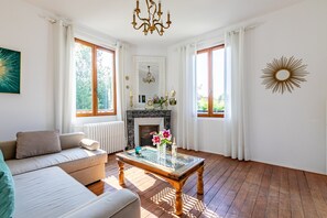 TV connectée, cheminée, jeux vidéo, lecteur de DVD