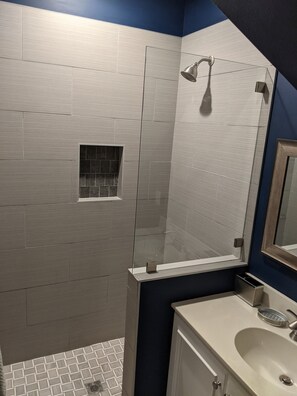 Ensemble baignoire-douche, séchoir à cheveux, serviettes fournies, savon