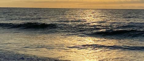 Sur la plage, chaise longue, serviettes de plage