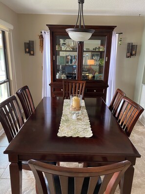 Dining - Sun-Sational , OCEAN FRONT, ALL LINENS included, POOL, Private Screen Porch (North Topsail Beach)