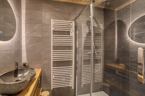 Ensemble douche/baignoire, papier toilette