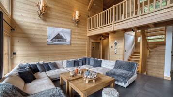 Smart-tv, een open haard en een stereo