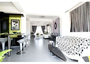 3 bedrooms, iron/ironing board, internet, bed sheets