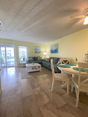 Living area - Madeira Beach 2 Bedroom, 1 Bath Pool, Hot Tub, Gym (Madeira Beach)