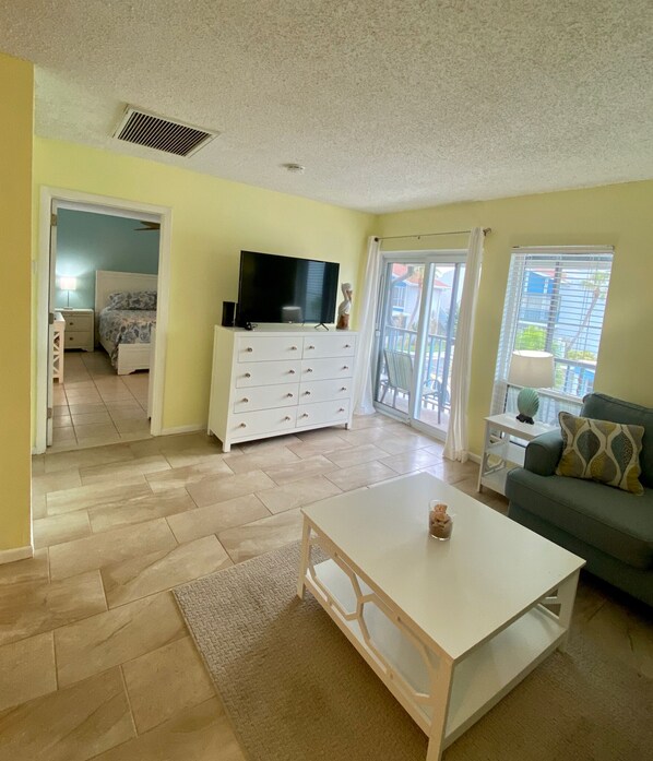 2 bedrooms, iron/ironing board, Internet, bed sheets - Madeira Beach 2 Bedroom, 1 Bath Pool, Hot Tub, Gym (Madeira Beach)
