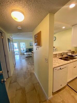 Interior - Madeira Beach 2 Bedroom, 1 Bath Pool, Hot Tub, Gym (Madeira Beach)