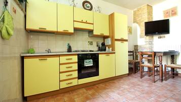 Réfrigérateur, four, plaque de cuisson, cafetiÚre/bouilloire