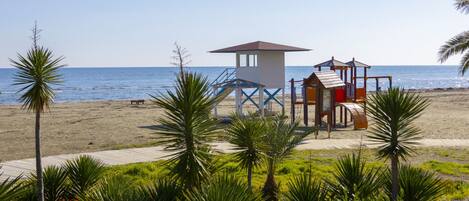 Perto da praia, guarda-sóis