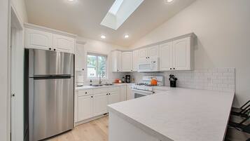 Een koelkast, een microgolfoven, een oven, een kookplaat