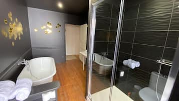 Deluxe-værelse med dobbeltseng eller 2 enkeltsenge (Hermes) | Badeværelse | Gratis toiletartikler, hårtørrer, håndklæder
