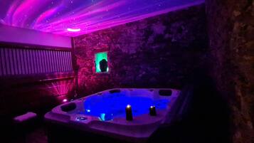 Sauna, hot tub