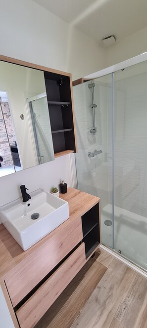 Apartamento conforto | Banheiro | Produtos de toalete grátis, secador de cabelo, toalhas de banho 