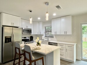 Fridge, microwave, oven, stovetop - Impeccable 3 BR Beach Home Near Famed Atlantic Ave (Boynton Beach)