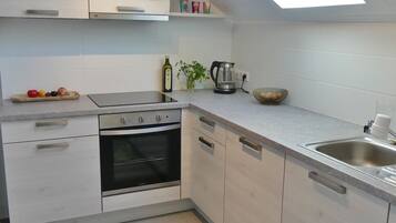 Fridge, oven, stovetop, dishwasher