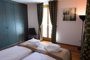 4 室のベッドルーム、アイロン / アイロン台、WiFi (無料)、ベッドシーツ