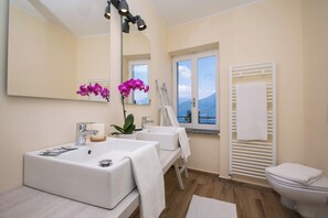 Casa geminada família, vários quartos, ao lado da montanha (Plesio Rustico Panoramica) | Banheiro | Chuveiro, chuveiro com efeito de chuva, produtos de toalete grátis, bidê