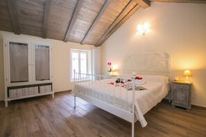 Familien-Stadtwohnung, Mehrere Schlafzimmer, Bergseite (Plesio Rustico Panoramica) | 3 Schlafzimmer, WLAN, Bettwäsche