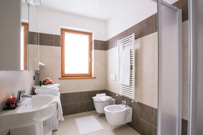 Villa Lune de Miel, plusieurs chambres, côté montagne (Villa Inti) | Salle de bain | Baignoire et douche séparées, douche à « effet pluie »