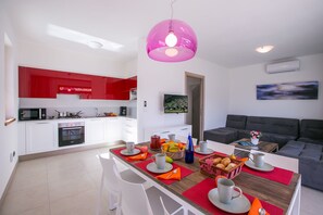 Villa Lune de Miel, plusieurs chambres, côté montagne (Villa Inti) | Cuisine privée | Micro-ondes, four, plaque de cuisson, lave-vaisselle