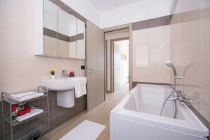 Villa luna di miele, camere multiple, lato montagna (Villa Inti) | Bagno | Vasca e doccia separate, soffione a pioggia, set di cortesia gratuito