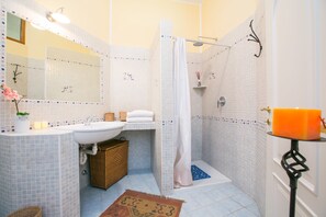 Chalet Keluarga, Beberapa Tempat Tidur, area taman (Argegno Chalet) | Kamar mandi | Bathtub dan shower terpisah dan pancuran hujan