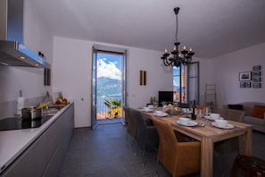 Maison mitoyenne Familiale, plusieurs chambres, 2 salles de bains (Rustico Logo Bellavista) | Cuisine privée | Grand réfrigérateur, micro-ondes, four, plaque de cuisson