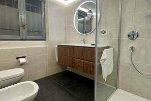 Family Townhome, Multiple Bedrooms, 2 Bathrooms, Mountainside (Rustico Logo Bellavista) | Bathroom | Shower, rainfall showerhead, free toiletries, hair dryer - Rustico Logo Bellavista (Plesio)