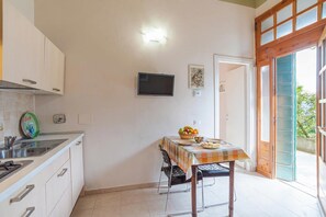 Departamento familiar, varias habitaciones, junto al lago (Casetta al Lago) | Cocina privada | Refrigerador, microondas, parrilla de estufa y lavavajillas 