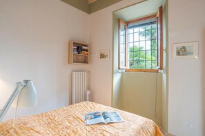 Familienapartment, Mehrere Schlafzimmer, Seeseite (Casetta al Lago) | 1 Schlafzimmer, Bügeleisen/Bügelbrett, kostenloses Internet, Bettwäsche